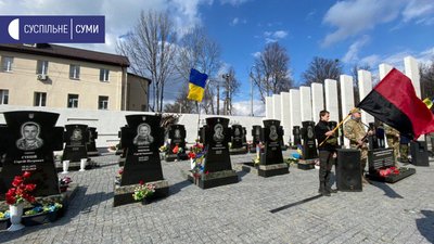 Автопробігом та панахидою відзначили День добровольця у Сумах