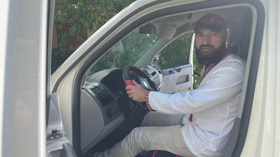 "Ми виграємо цю війну". Громадянин Туреччини став волонтером та допомагає ЗСУ