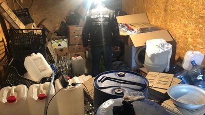 В лучанина правоохоронці вилучили 300 літрів спирту та 50 літрів підробленого алкоголю В лучанина правоохоронці вилучили 300 літрів спирту та 50 літрів підробленого алкоголю