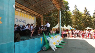 Європейські джазові композиції: у Вінниці військові та діти грали для містян Європейські джазові композиції: у Вінниці військові та діти грали для містян