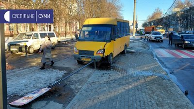 У Сумах біля мосту КРЗ сталася аварія з маршруткою У Сумах біля мосту КРЗ сталася аварія з маршруткою