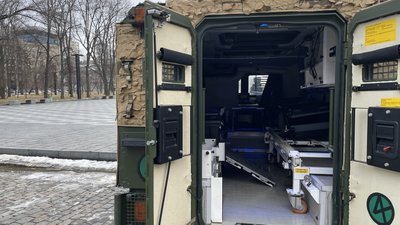 Харківські волонтери передали військовим медикам броньований автомобіль для евакуації поранених Харківські волонтери передали військовим медикам броньований автомобіль для евакуації поранених