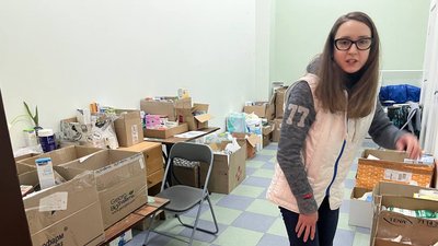 Черкаські волонтери допомагають армії і переселенцям ліками та речами першої необхідності Черкаські волонтери допомагають армії і переселенцям ліками та речами першої необхідності