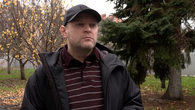 У Чернігові 18 багатоповерхівок, які постраждали від обстрілів росіян, досі стоять без вікон У Чернігові 18 багатоповерхівок, які постраждали від обстрілів росіян, досі стоять без вікон