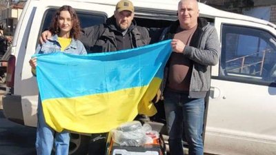 Землячка Олега Науменка (ліворуч) під час волонтерської місії. Землячка Олега Науменка (ліворуч) під час волонтерської місії.