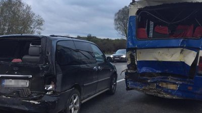 Водій мікроавтобуса з Тернопільщини потрапив в аварію Водій мікроавтобуса з Тернопільщини потрапив в аварію