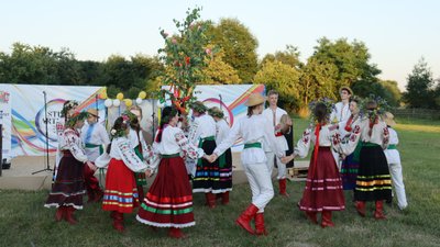 Естафети, квести, фаєршоу – на Житомирщині провели триденний арт-фестиваль для студентів Естафети, квести, фаєршоу – на Житомирщині провели триденний арт-фестиваль для студентів