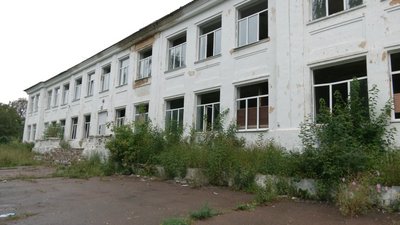 Пошкоджена будівля школи внаслідок російського обстрілу Пошкоджена будівля школи внаслідок російського обстрілу