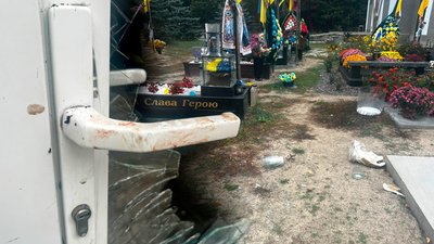 Наруга над могилами військових: у Сновську невідомі зламали вази та підсвічники