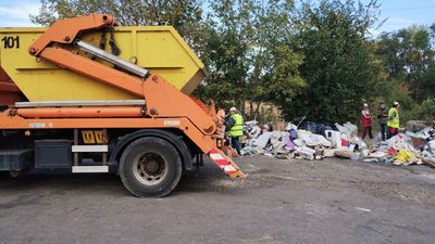 У Кропивницькому два дні не вивозили сміття з контейнерів через блокування безхатьками. Чим завершився конфлікт У Кропивницькому два дні не вивозили сміття з контейнерів через блокування безхатьками. Чим завершився конфлікт