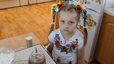 Житомирянка Олена Кучмій виготовляє на Маковія традиційну українську страву — шулики з маком Житомирянка Олена Кучмій виготовляє на Маковія традиційну українську страву — шулики з маком