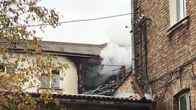 У центральній частині Луцька пожежа в житловому будинку. Рух вулицею перекрили У центральній частині Луцька пожежа в житловому будинку. Рух вулицею перекрили