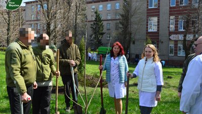 Сосни, туї, ялівець. Лісівники разом з військовими та медиками висадили дерева на території лікарі в Дніпрі