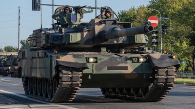 Польські танкісти їдуть на бойовому танку K2 Black Panther