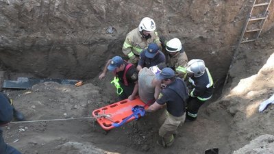 У Херсоні на будівництві засипало шаром землі робочого