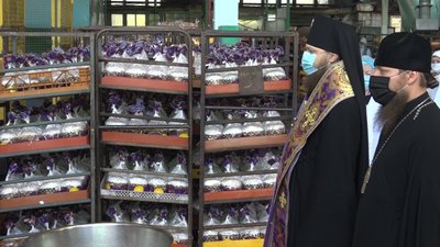 В Одесі священники на заводі освячували великодні паски В Одесі священники на заводі освячували великодні паски