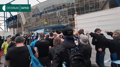 Перед грою Динамо-Ворскла у Харкові команди зустріли фани киян Перед грою Динамо-Ворскла у Харкові команди зустріли фани киян