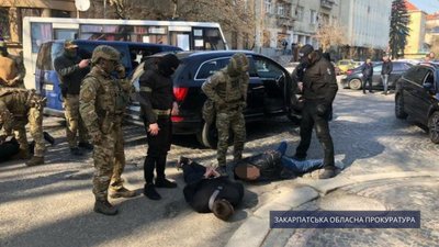 Мукачівців, які займалися вимаганням грошей, засудили
