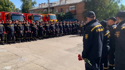 У Харкові встановили дошку на честь загиблого рятувальника Олександра Подольского У Харкові встановили дошку на честь загиблого рятувальника Олександра Подольского