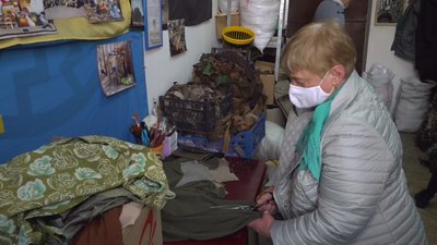 В Одесі волонтери сплели понад 300 маскувальних сіток для українських воїнів В Одесі волонтери сплели понад 300 маскувальних сіток для українських воїнів