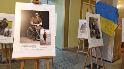 У Львові до Дня добровольця відкрили виставку "Українці за покликом серця"