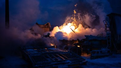 Рятувальники гасять пожежу у Дніпровському районі Києва після обстрілу дронами