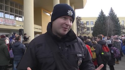 Школярі Луцька отримали браслети-флікери Школярі Луцька отримали браслети-флікери