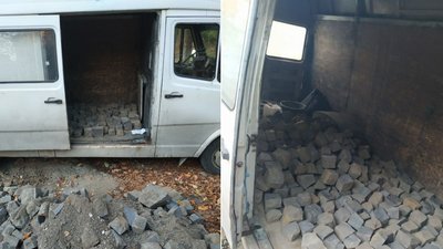 "Залишили без нагляду". В Ужгороді затримали мікроавтобус з вкраденою з вулиці бруківкою