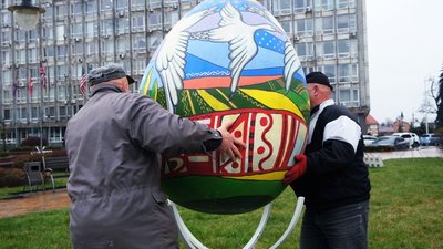 У Вінниці до Великодня встановили півтораметрові писанки