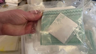 У Сумах волонтерки роблять кишенькові душі для військових У Сумах волонтерки роблять кишенькові душі для військових