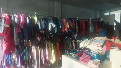 У Хмельницькому працює магазин безкоштовного одягу. За речі люди не платять У Хмельницькому працює магазин безкоштовного одягу. За речі люди не платять
