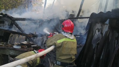 На Одещині майже чотири години гасили господарське накриття: згоріли 10 тонн сіна