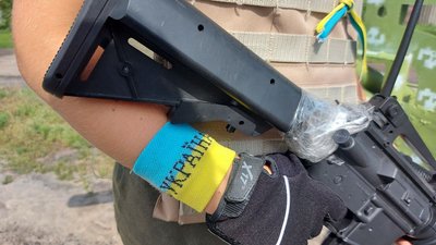 З раціями та іграшковими автоматами: на Харківщині діти облаштували два блокпости, де збирають гроші на ЗСУ З раціями та іграшковими автоматами: на Харківщині діти облаштували два блокпости, де збирають гроші на ЗСУ
