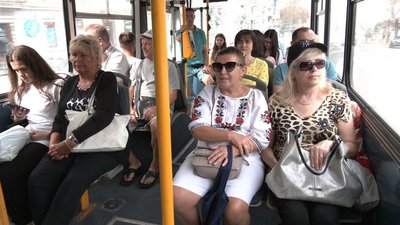 Жінки у вишиванках в транспорті Жінки у вишиванках в транспорті