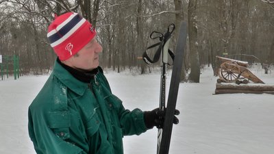 Олександр Тіщенко показує спорядження