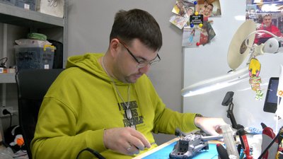 Черкаські волонтери відновлюють "поранені" на фронті дрони Черкаські волонтери відновлюють "поранені" на фронті дрони