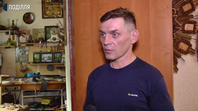 Анатолій Козак розповідає, що на створення однієї витрачає 9 місяців. Фото: Суспільне Анатолій Козак розповідає, що на створення однієї витрачає 9 місяців. Фото: Суспільне