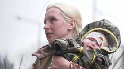 Жінка-військова з дитиною