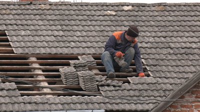 На даху житлового приміщення вставляють черепицю На даху житлового приміщення вставляють черепицю