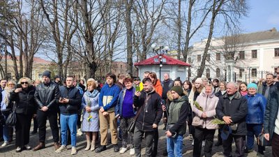 У Кам'янці-Подільському на Хмельниччині люди вимагають віддати ключі від собору