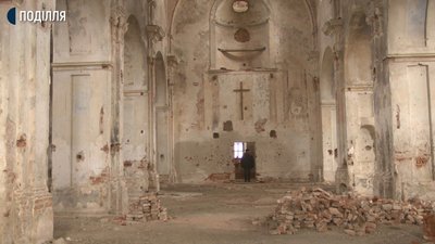 Всередині Новокостянтинівського костелу збереглися арки, карнизи, пілястри, капітелі, залишки фресок. Фото: Суспільне. Всередині Новокостянтинівського костелу збереглися арки, карнизи, пілястри, капітелі, залишки фресок. Фото: Суспільне.
