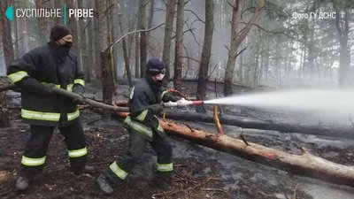 Рівненським рятувальникам, які гасять чорнобильські ліси, видають дозиметри Рівненським рятувальникам, які гасять чорнобильські ліси, видають дозиметри