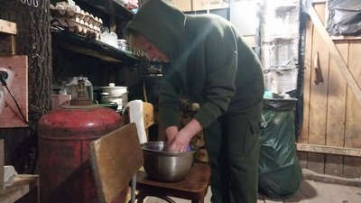 "Ми два роки під землею". Як живуть захисники у бліндажах на прикордонні Сумщини "Ми два роки під землею". Як живуть захисники у бліндажах на прикордонні Сумщини