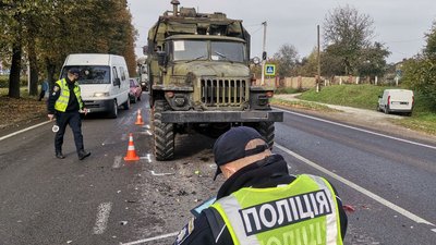 У Луцьку – ДТП за участю військового авто і кросовера. Хто винен