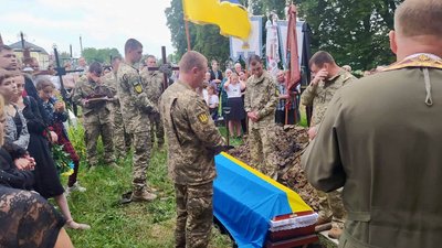 На Львівщині попрощалися із багатодітним батьком, який загинув на фронті На Львівщині попрощалися із багатодітним батьком, який загинув на фронті