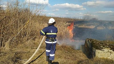 Рятувальники Миколаївщини за добу ліквідували п'ять пожеж. Два загоряння — через обстріли