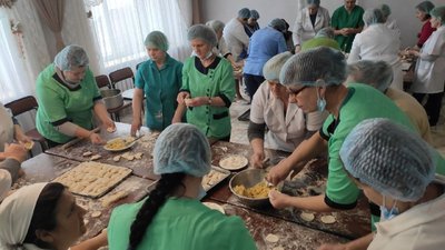 У Луцькому геріатричному пансіонаті готують вареники для військових та переселенців У Луцькому геріатричному пансіонаті готують вареники для військових та переселенців