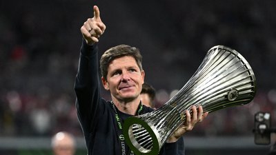 Головний тренер "Крістал Пелас" Олівер Гласнер із титулом Ліги конференцій