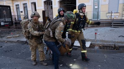 Наслідки російського удару по клініці «Добробут» у Києві