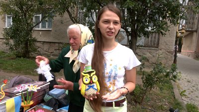 Збирають гроші для армії. У Франківську онука виготовляє модульне оригамі, а бабуся його продає
